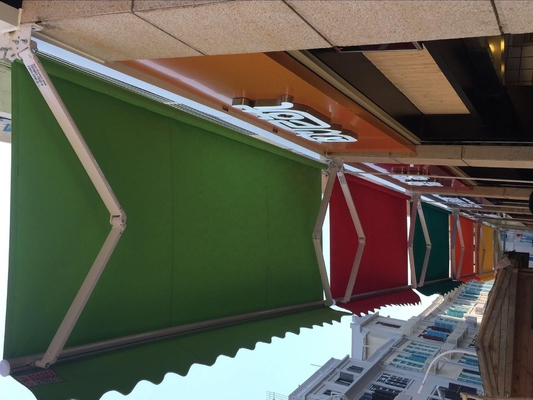 Tente de pare-soleil entièrement ouverte en polyester avec des couleurs personnalisées et du matériau de voile
