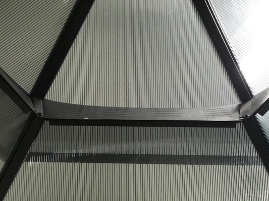 Cadre en aluminium 2x2x2x2.8M Gazebo hexagonal à toit dur pour la protection solaire et la détente